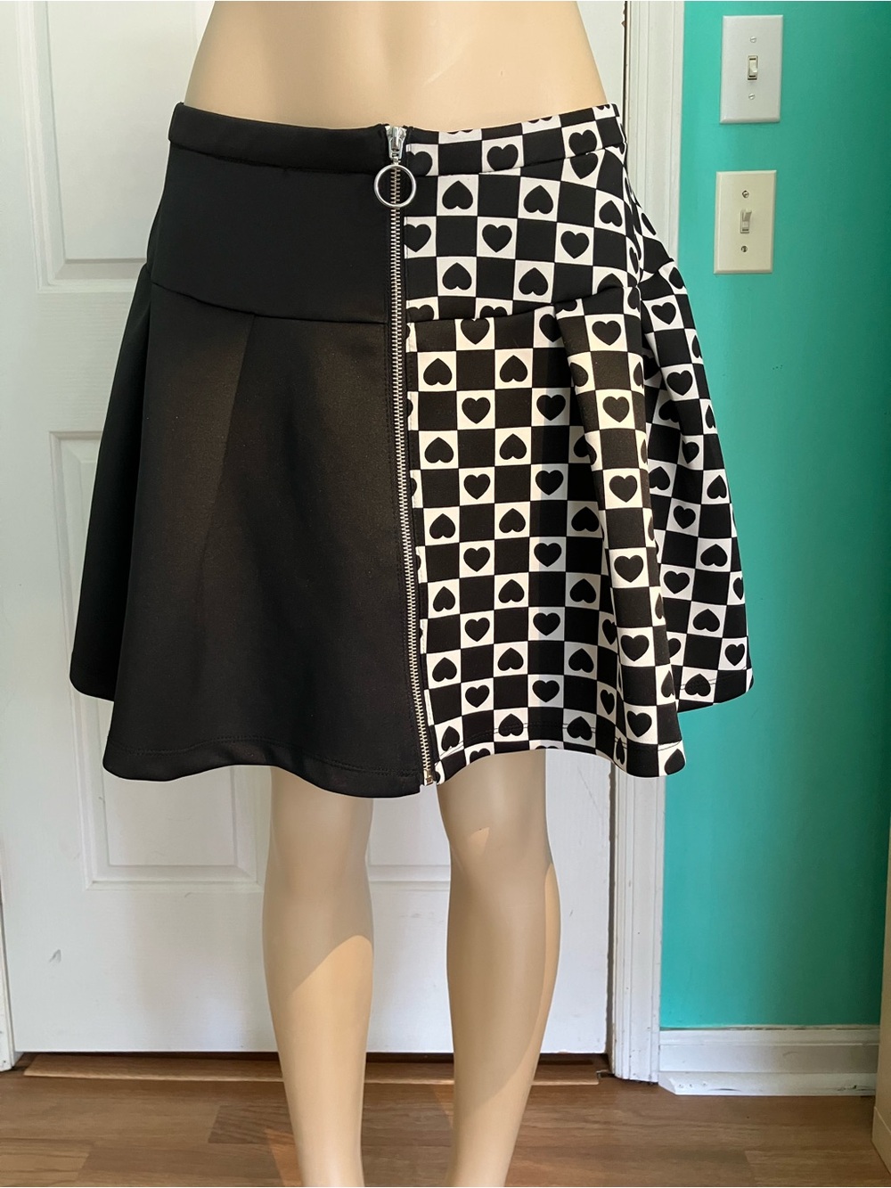 Hot Topic Black and White Heart-Check Skater Skirt with Ring Zip